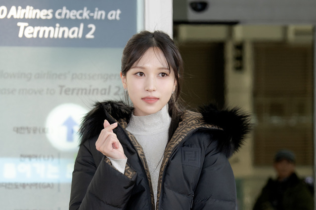 TWICE・ミナ、フェンディのトータルルックを纏って登場! 画像
