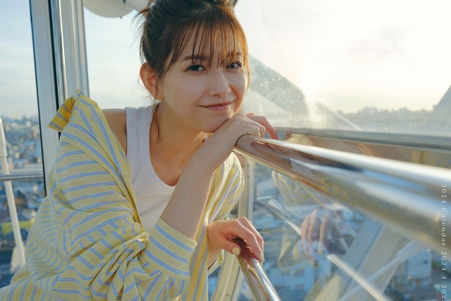 渡邉理佐、櫻坂46卒業後初となるソロカレンダー発売! 違った世界観を楽しめる2タイプ 画像