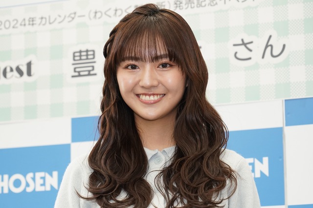 豊田ルナ、新作カレンダーのお気に入りは白のワンピース水着「懐かしい気持ちになれて」 画像