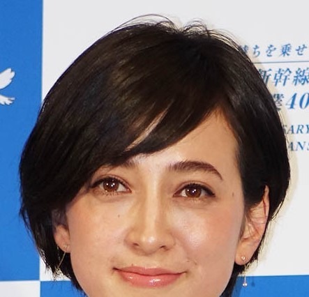 滝川クリステル、妊娠7カ月だった時のマタニティコーデを紹介　ローラも「美しい」と絶賛 画像