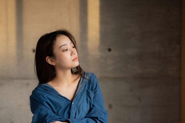 青科まき、ラフな彼シャツ姿で美脚披露 画像