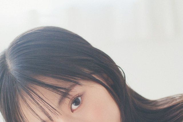 井本彩花、20歳になって初めてのカレンダー発売！ 今までと一味違う大人っぽい姿も覗かせる 画像