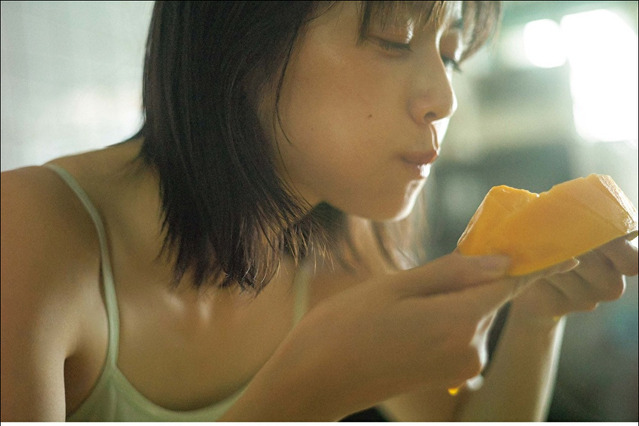 女優・加藤小夏、1st写真集のカバー表紙は“ありのままの姿”！ マンゴーを頬張る姿が愛おしい 画像