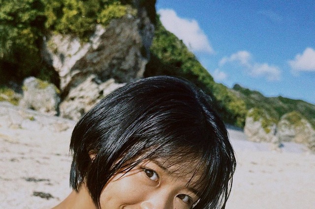 桑島海空、小麦色の肌を大胆見せ！キャミソールワンピの撮影ショットに反響続々 画像