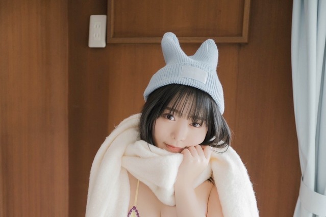 女優・高鶴桃羽、フェチ感たっぷりの水着グラビアに挑戦！猫耳ニット帽＆マフラーで… 画像