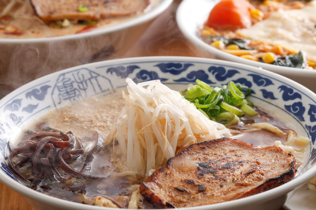 「らーめん亀王」JR新大阪駅店がリニューアル＆ヴィーガン豚骨風らーめんを販売開始 画像