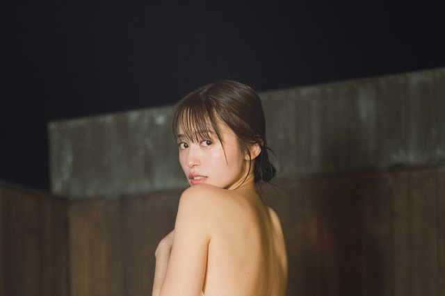 声優・逢田梨香子、最新写真集でランジェリーカットや大胆背中露出も 画像