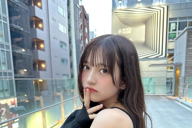 黒嵜菜々子、パーカーはだけさせ色白な素肌をチラ見せ 画像