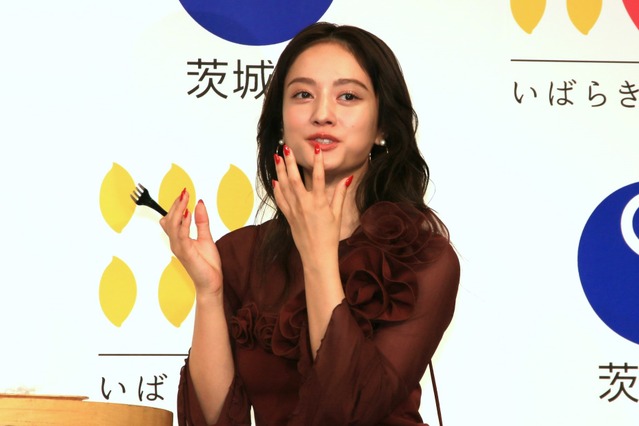 谷まりあ、肩リボンワンピで色白素肌全開!見惚れる美しさに「女神」「今日も天使すぎ」 画像