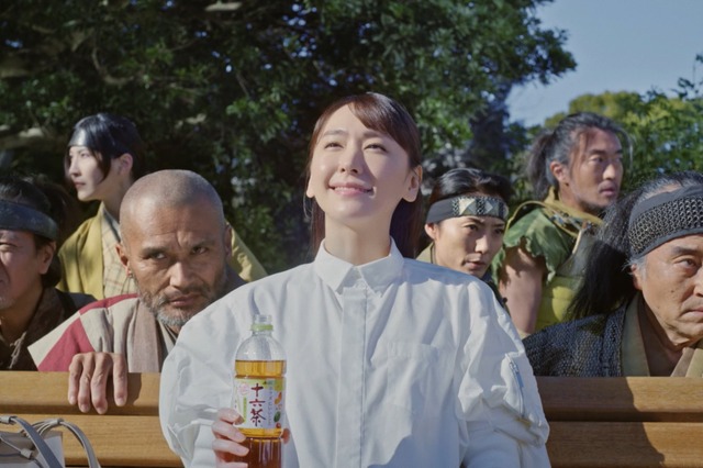 新垣結衣、「十六茶」CM16年目！新TVCMが16日からオンエア 画像