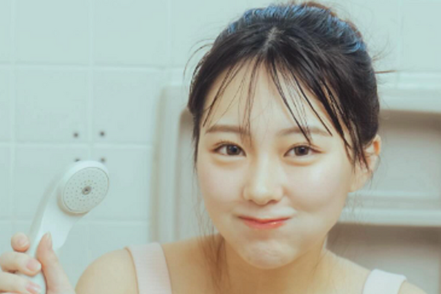 田中美久、胸の谷間がまぶしい「お風呂ちゃぷちゃぷ写真」公開 画像