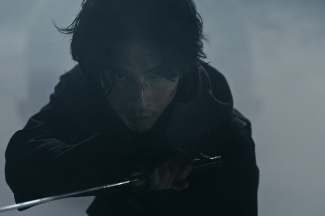 現代日本で忍びが暗躍していたら?Netflix『忍びの家』賀来賢人の副音声付き予告公開 画像