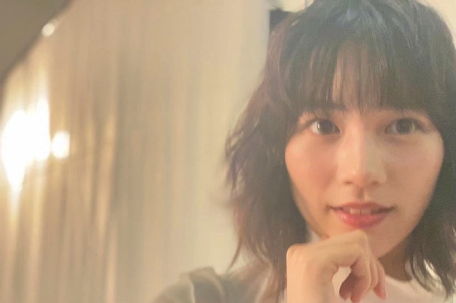 のん、爽やかな装いのオフショット公開で「春の女神」の声 画像