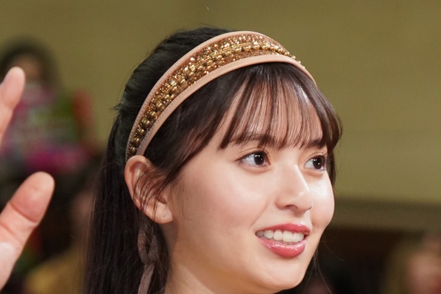 齋藤飛鳥、さらさらストレートから劇的変化!?ガーリーなヘアスタイル披露 画像