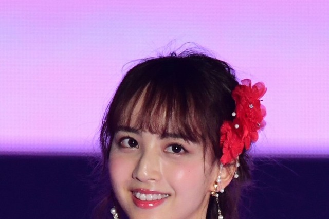 佐藤楓、おへそチラ見せロングのワンピース姿披露 画像