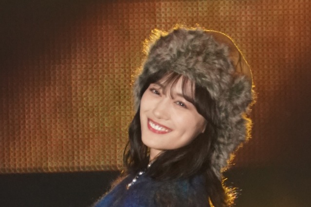 山下美月、チェック柄のピタピタワンピで美ボディ大胆見せ！2nd写真集の撮影ショット公開 画像