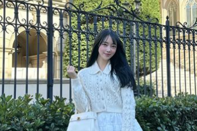堀未央奈、美脚がまぶしい超ミニスカートショットを公開 画像