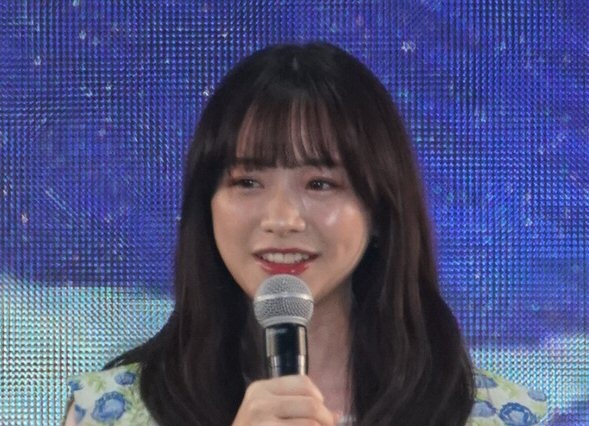 「かわいすぎる！」森香澄、美脚あらわのミニスカショット公開 画像