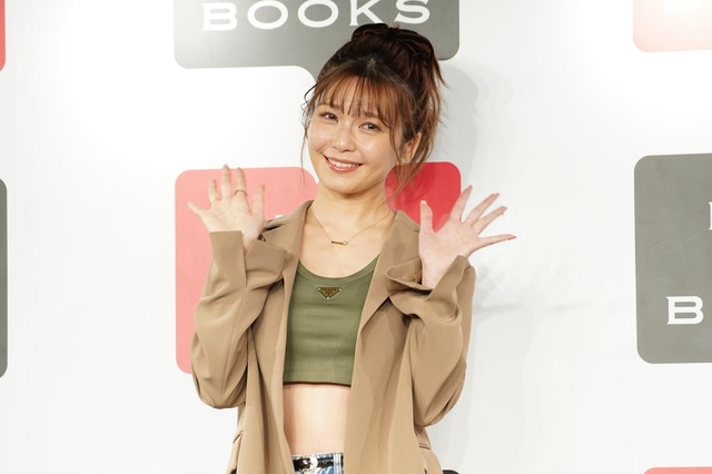 宇野実彩子、ジャケットスタイルでウエスト披露…結婚予定報道の質問には「憧れはありますね」 画像