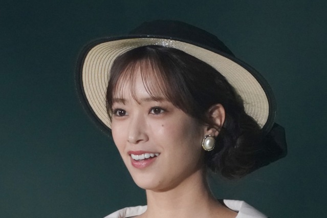 佐々木久美、「春風にぴったり」ふわふわレースの衣装披露 画像