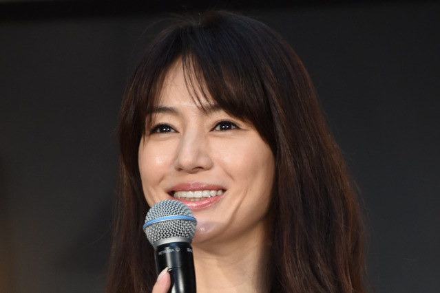 井川遥、シースルーからのぞく脚線美に「綺麗すぎ」の声 画像
