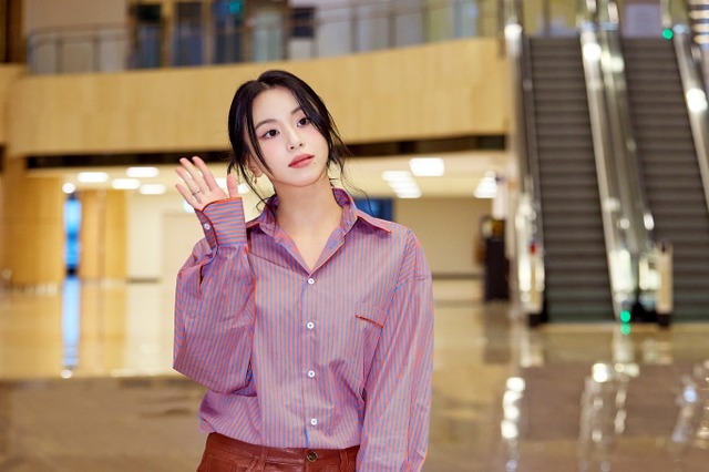 TWICE・チェヨン、マイクロミニレザースカートで抜群スタイルを披露!「さすがスタイルクイーン!」 画像