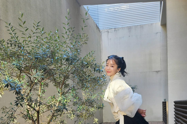 休井美郷、自信作のライダースコーデで美スタイル「凄く綺麗…」「脚ながーい！」 画像