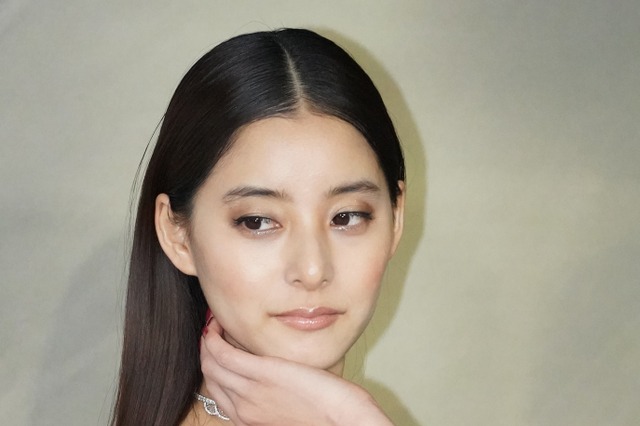 弾ける笑顔からチュー顔まで…新木優子のミニ丈ルームウェア姿に反響 画像