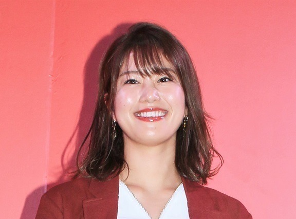稲村亜美、胸元チラ見せのプールショットに「セクシー」の声 画像