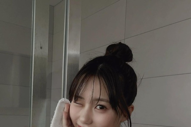 「ヘアメイクさんが撮ってくれた」田中美久、セクシーな肩出しバスタオルショットに視線集中！ 画像