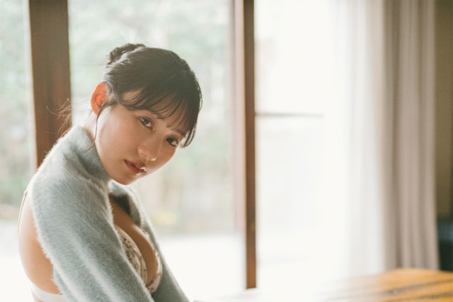横野すみれ、本日発売の写真集から“ふわふわもっちり”な誌面カット公開! 画像