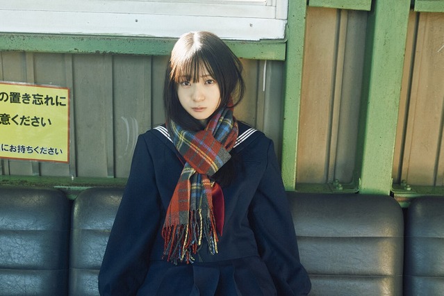 日向坂46宮地すみれ、高校生最後の制服グラビアに感無量「実は密かに憧れていたんです、、」 画像