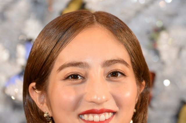 堀田茜、タイトなワンピース姿で美ボディラインくっきり！ 画像