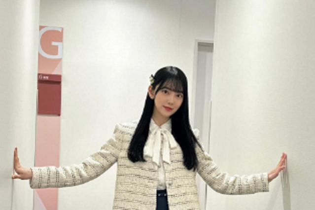 堀未央奈、ミニスカからの美脚際立つ『かまいガチ』オフショット公開 画像