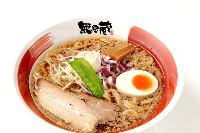 無尽蔵、極上スープの「焼きあご香る醤油らーめん」期間限定販売 画像