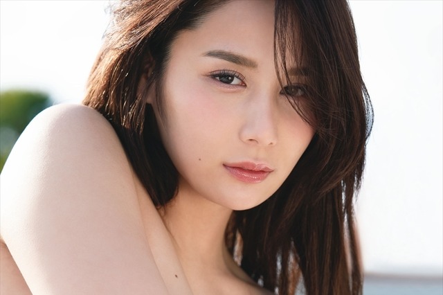 SNSで話題の美女・ゆいぱんが1st写真集!表紙は思い切った手ブラショット 画像