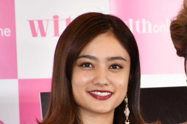 「その服どうなってるの？」谷まりあ、ハイレグボディスーツ×デニムの“高レベル”ファッションで美肌ちら見せ 画像