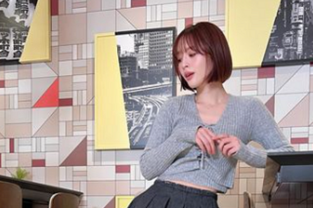 神部美咲、美脚際立つデニムスカート姿披露 画像