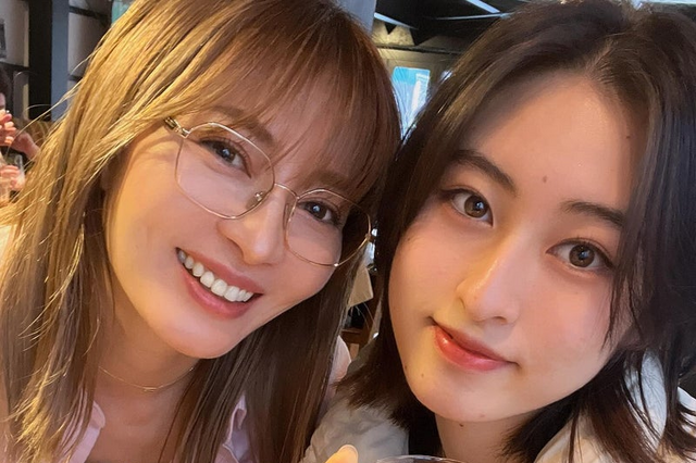まるで美人姉妹!? 新山千春、17歳娘との貴重なプライベート写真に反響 画像