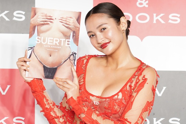 香川沙耶、写真集イベントに“布が少なめ”ドレス姿で登場「後ろを向くとお尻が見えます」 画像