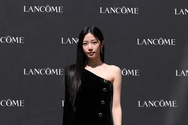 LE SSERAFIM・カズハ、ミニ丈ドレスで脚線美を披露!モデルを務める「LANCOME」イベントに出席 画像
