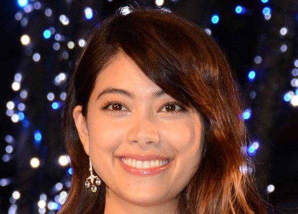 超セクシー!森星、胸元ざっくりの金ピカドレスでスイス・ジュネーブへ 画像