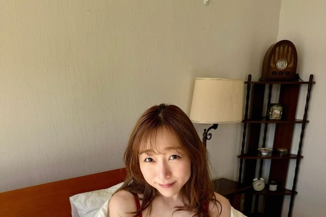 よゐこ有野、須田亜香里のランジェリー姿を…!オフショット公開 画像