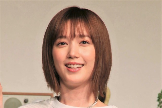 黒タイツに包まれた美脚すらり！本田翼のミニ丈ワンピSHOTにファン骨抜き 画像