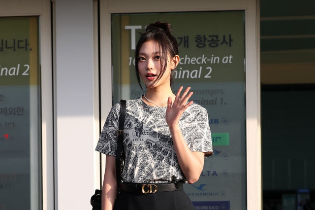 NewJeans・ヘリン、キュートなお団子ヘアでNYへ出発！ディオール2024年秋コレクションに出席 画像