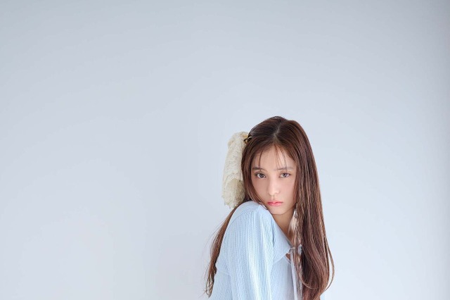 新木優子、ミニ丈ルームウェア姿でナマ足解放! 画像