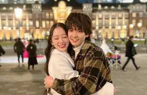 堀未央奈、ほろ酔いのまま年下夫と人目気にせず“駅前ハグ” 画像