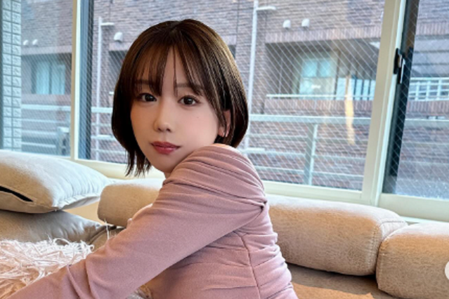 「彼女感なお写真どうぞ」新唯、ミニスカでくつろぐおうちデート風カット公開！ 画像