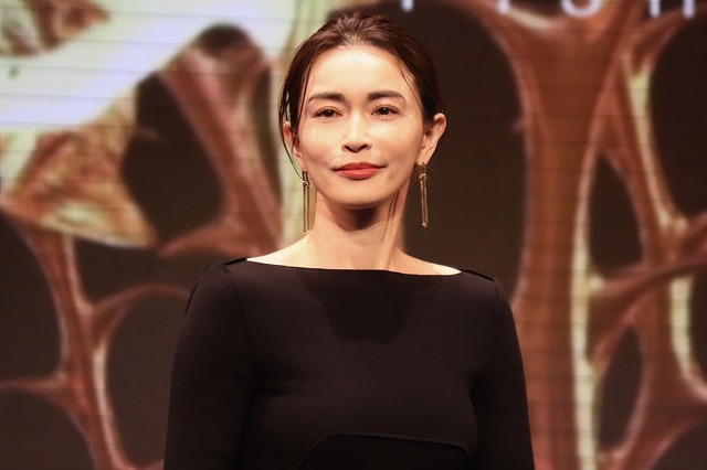 これぞ大人の色気!長谷川京子、ヘルシーボディあらわなリゾートコレクション公開 画像