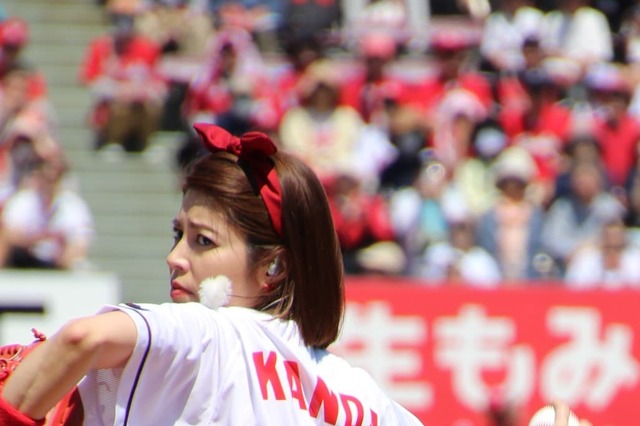 神田愛花、初の始球式で見事なノーバウンド投球! 画像